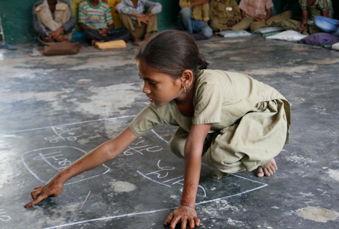 Una estudiante de primaria Indú adquiriendo habilidades básicas de lectura y matemáticas (J-PAL/Francisca de Iruarrizaga).
